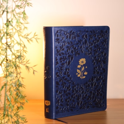Segunda imagem do produto Bíblia Sagrada | ACF | Espaço Para Anotações | Leitura Perfeita | Couro-Soft Azul Com Flores Em Baix
