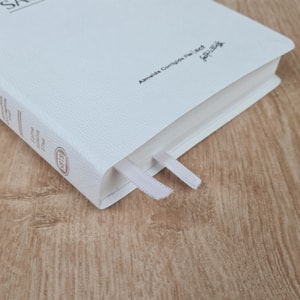 Segunda imagem do produto Bíblia Sagrada | ACF | Letra Média | Capa Semi Luxo Branca