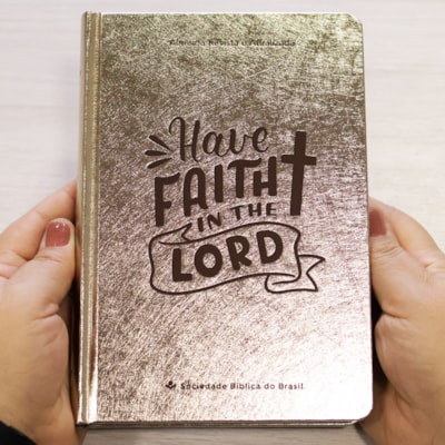 Segunda imagem do produto Bíblia Sagrada | ARA | Letra Grande | Capa Cristal Dourado Fosco