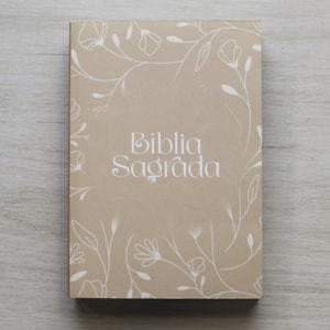 Segunda imagem do produto Bíblia Sagrada Arabesco Flores | NAA | Letra Normal | Capa Ilustrada