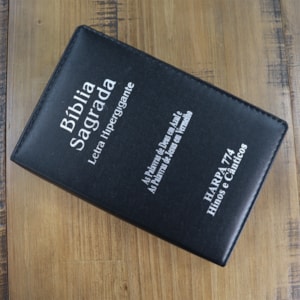 Segunda imagem do produto Bíblia Sagrada | ARC | Letra Hipergigante | Capa Luxo Preta  | Harpa 774