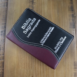 Segunda imagem do produto Bíblia Sagrada | ARC | Letra Hipergigante | Capa Luxo Vinho e Preta | Harpa 774