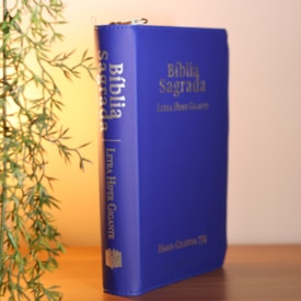 Segunda imagem do produto Bíblia Sagrada C/ Zíper | ARC | Letra Hipergigante | Capa Luxo Azul | Harpa Celestial 774