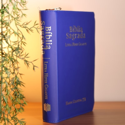 Segunda imagem do produto Bíblia Sagrada C/ Zíper | ARC | Letra Hipergigante | Capa Luxo Azul | Harpa Celestial 774