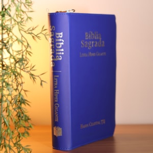 Segunda imagem do produto Bíblia Sagrada C/ Zíper | ARC | Letra Hipergigante | Capa Luxo Azul | Harpa Celestial 774