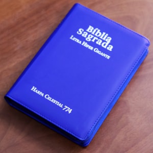 Segunda imagem do produto Bíblia Sagrada C/ Zíper | ARC | Letra Hipergigante | Capa Luxo Azul | Harpa Celestial 774