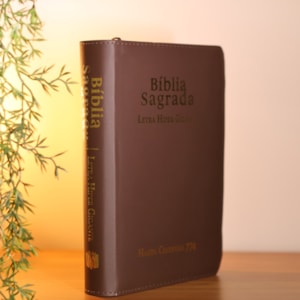 Segunda imagem do produto Bíblia Sagrada C/ Zíper | ARC | Letra Hipergigante | Capa Luxo Marrom | Harpa Celestial 774