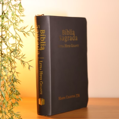 Segunda imagem do produto Bíblia Sagrada C/ Zíper | ARC | Letra Hipergigante | Capa Luxo Preta | Harpa Celestial 774