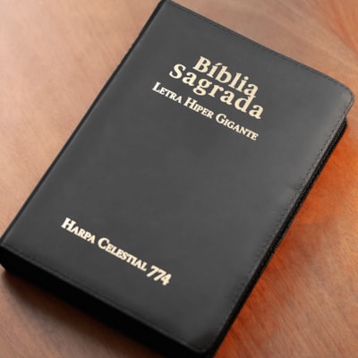 Segunda imagem do produto Bíblia Sagrada C/ Zíper | ARC | Letra Hipergigante | Capa Luxo Preta | Harpa Celestial 774