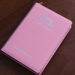 Segunda imagem do produto Bíblia Sagrada C/ Zíper | ARC | Letra Hipergigante | Capa Luxo Rosa | Harpa Celestial 774