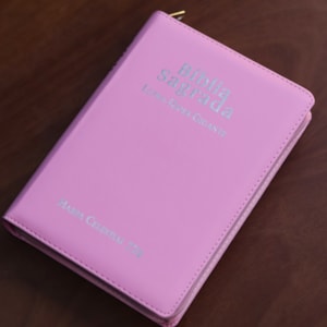 Segunda imagem do produto Bíblia Sagrada C/ Zíper | ARC | Letra Hipergigante | Capa Luxo Rosa | Harpa Celestial 774
