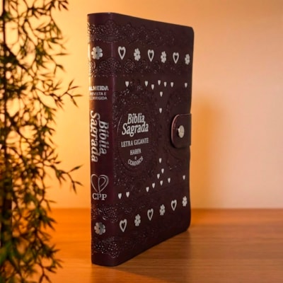 Segunda imagem do produto Bíblia Sagrada Carteira Grande | ARC | Letra Gigante | Harpa Avivada e Corinhos | Capa Bordô