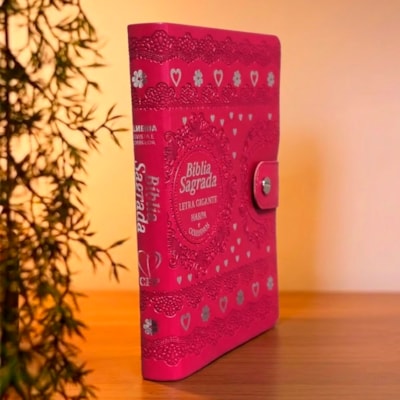 Segunda imagem do produto Bíblia Sagrada Carteira Grande | ARC | Letra Gigante | Harpa Avivada e Corinhos | Capa Pink
