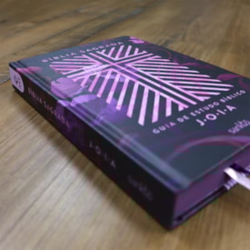 Segunda imagem do produto Bíblia Sagrada | Com Guia De Estudo Biblico J.O.I.A | NVT | Letra Normal | Capa Floral