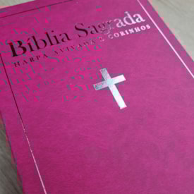 Segunda imagem do produto Bíblia Sagrada com Harpa Avivada e Corinhos | ARC | Letra Hipergigante | Capa Semiflexível Pink
