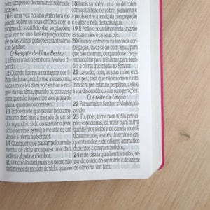 Segunda imagem do produto Bíblia Sagrada com Harpa Avivada e Corinhos | ARC | Letra Jumbo | Capa Semiflexível Pink