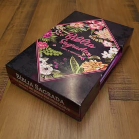 Segunda imagem do produto Bíblia Sagrada com Harpa Avivada e Corinhos | Letra Hipergigante | ARC | Semi-flexível Flores Havaí