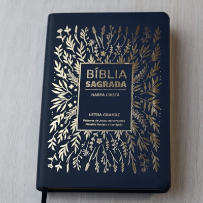 Segunda imagem do produto Bíblia Sagrada com Harpa Cristã | ARC | Letra Grande | Capa Luxo Floral Azul