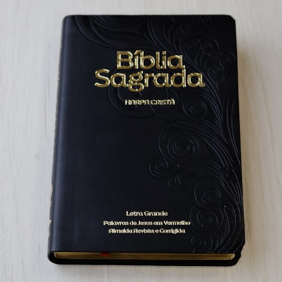 Segunda imagem do produto Bíblia Sagrada com Harpa Cristã | ARC | Letra Grande | Capa Luxo Floral Preta