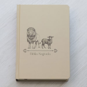 Segunda imagem do produto Bíblia Sagrada Cordeiro e Leão | NVI | Letra Normal | Capa Dura