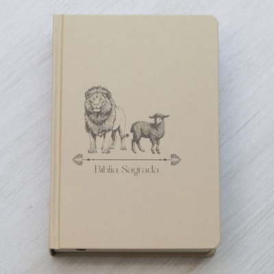 Segunda imagem do produto Bíblia Sagrada Cordeiro e Leão | NVI | Letra Normal | Capa Dura