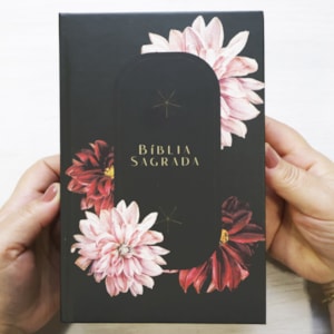 Segunda imagem do produto Bíblia Sagrada Crisântemo | NAA | Letra Normal | Capa Dura