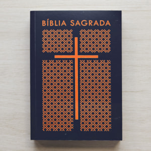 Segunda imagem do produto Bíblia Sagrada Cruz Azul Tracejado | NAA | Letra Normal | Capa Ilustrada