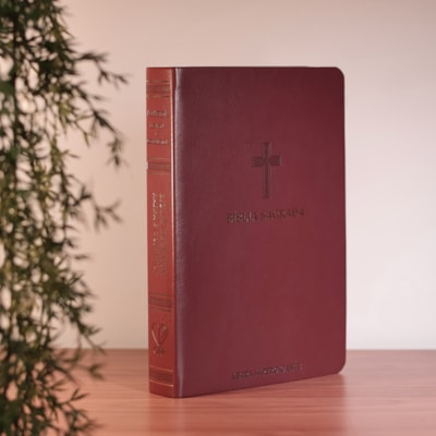 Segunda imagem do produto Bíblia Sagrada Cruz Bordô | ARC | Letra Hipergigante | Harpa Avivada e Corinhos | Capa PU Luxo