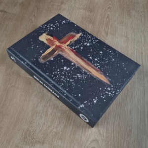 Segunda imagem do produto Bíblia Sagrada Cruz Dourada | NAA | Letra Normal | Capa Dura