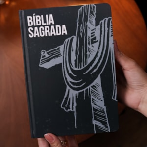 Segunda imagem do produto Bíblia Sagrada Cruz e Manto | KJA  | Letra Maior | Capa Dura