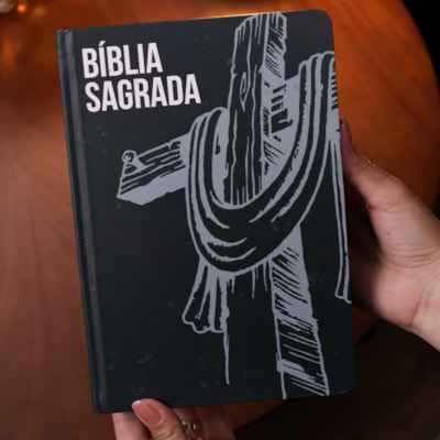 Segunda imagem do produto Bíblia Sagrada Cruz e Manto | KJA  | Letra Maior | Capa Dura