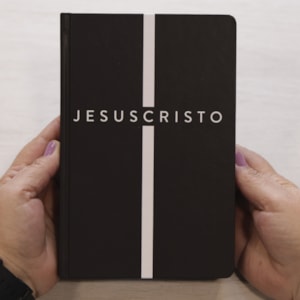 Segunda imagem do produto Bíblia Sagrada Cruz Jesus Cristo | NVT | Letra Grande | Capa Dura