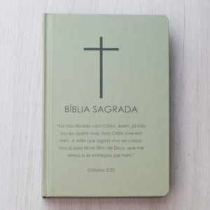 Segunda imagem do produto Bíblia Sagrada Cruz | NVI | Letra Normal | Capa Dura Verde