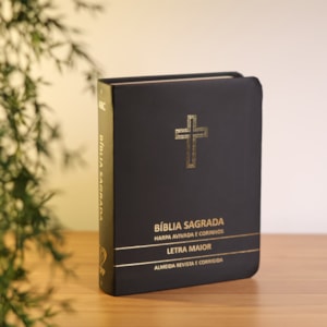 Segunda imagem do produto Bíblia Sagrada Cruz Preta Média | ARC | Letra Maior | Harpa Avivada e Corinhos | Capa Premium Luxo
