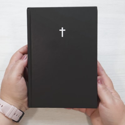 Segunda imagem do produto Bíblia Sagrada Cruz Preta | NAA | Letra Normal | Capa Dura