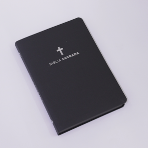 Segunda imagem do produto Bíblia Sagrada Cruz Slim | NVT | Letra Maior | Capa Luxo Preta
