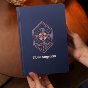Segunda imagem do produto Bíblia Sagrada Cruz Vitral | KJA  | Letra Maior | Capa Dura