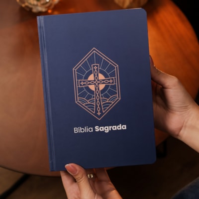 Segunda imagem do produto Bíblia Sagrada Cruz Vitral | KJA  | Letra Maior | Capa Dura