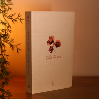 Segunda imagem do produto Bíblia Sagrada Doce Graça | NVT | Letra Normal | Capa Brochura