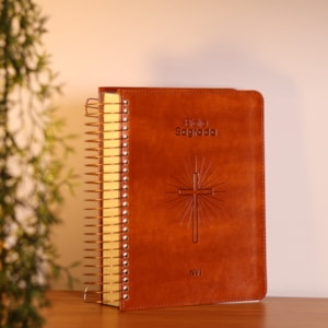 Segunda imagem do produto Bíblia Sagrada Espiral | NVI | Espaço Para Anotações | Bible Journaling | Couro Soft