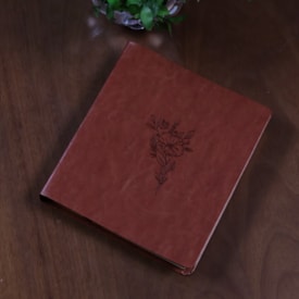 Segunda imagem do produto Bíblia Sagrada Essencia Leia e Anote | NVI | Capa Luxo Marrom