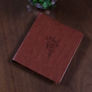 Segunda imagem do produto Bíblia Sagrada Essencia Leia e Anote | NVI | Capa Luxo Marrom