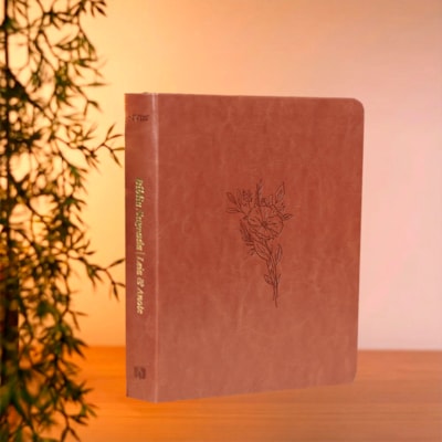 Segunda imagem do produto Bíblia Sagrada Essencia Leia e Anote | NVI | Capa Luxo Marrom