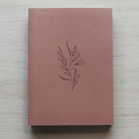 Segunda imagem do produto Bíblia Sagrada Flor Minimalista Marrom | NAA | Letra Normal | Capa Ilustrada