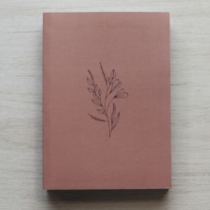 Segunda imagem do produto Bíblia Sagrada Flor Minimalista Marrom | NAA | Letra Normal | Capa Ilustrada