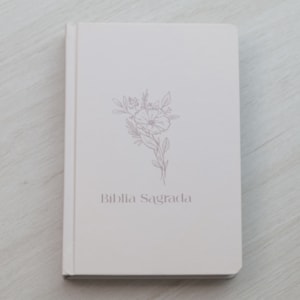 Segunda imagem do produto Bíblia Sagrada Flor | NVI | Letra Normal | Capa Dura
