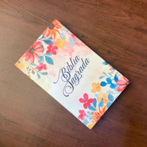 Segunda imagem do produto Bíblia Sagrada Flores | ARC | Letra Normal | Capa Brochura