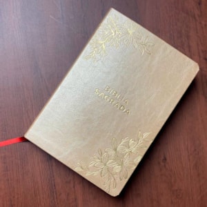 Segunda imagem do produto Bíblia Sagrada Flores Douradas Slim | NVT | Letra Maior | Capa Luxo Dourada