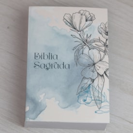 Segunda imagem do produto Bíblia Sagrada Flores | King James | Letra Normal | Capa Brochura Azul