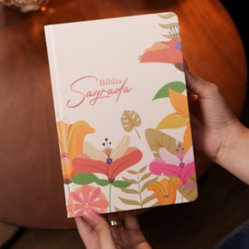 Segunda imagem do produto Bíblia Sagrada Flores | KJA  | Letra Maior | Capa Dura